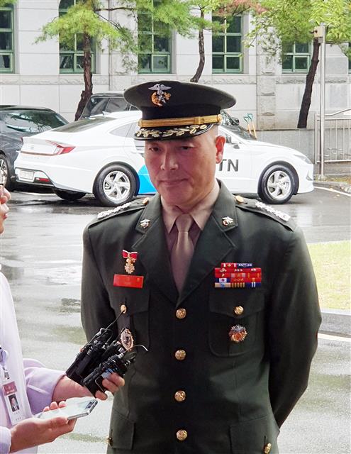 지난달 집중호우 피해 실종자 수색작전 중 순직한 고(故) 채수근 상병 사고 조사결과 보고서를 경찰에 이첩했던 박정훈 전 해병대 수사단장(대령)이 11일 오전 용산구 국방부 검찰단에 출석하고 있다. 박 전 해병대 수사단장은 이날 국방부 검찰단의 소환조사에 응하지 않겠다고 밝혔다. 2023.8.11. 뉴스1