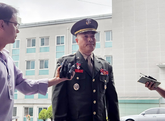 고(故) 채수근 상병 수사와 관련해 ‘집단항명 수괴’ 혐의로 입건된 박정훈 전 해병대 수사단장이 11일 서울 용산구 국방부 검찰단 앞에서 입장을 밝히고 있다. 군 검찰단 출석이 예정됐던 박 전 수사단장은 “국방부 검찰단의 수사를 명백히 거부한다”고 밝혔다.  2023.8.11 연합뉴스