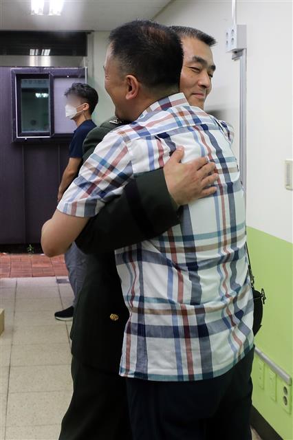 지난달 집중호우 피해 실종자 수색작전 중 순직한 고(故) 채수근 상병 사고 조사결과 보고서를 경찰에 이첩했던 박정훈 전 해병대 수사단장(대령)이 11일 오전 용산구 국방부 소재 국방부 검찰단 출석에 앞서 김태성 해병대 사관 81기 동기회 회장으로 부터 응원을 받고 있다. 박 전 해병대 수사단장은 기자단에 입장문을 보내 국방부 검찰단의 소환조사에 응하지 않겠다고 밝혔다. 2023.8.11. 뉴스1