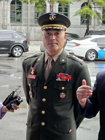 고(故) 채수근 상병 수사와 관련해 ‘집단항명 수괴’ 혐의로 입건된 박정훈 전 해병대 수사단장이 11일 서울 용산구 국방부 검찰단 앞에서 입장을 밝히기 위해 대기하고 있다. 군 검찰단 출석이 예정됐던 박 전 수사단장은 “국방부 검찰단의 수사를 명백히 거부한다”고 밝혔다.  2023.8.11 연합뉴스