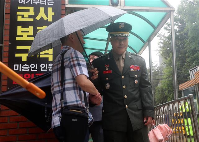 지난달 집중호우 피해 실종자 수색작전 중 순직한 고(故) 채수근 상병 사고 조사결과 보고서를 경찰에 이첩했던 박정훈 전 해병대 수사단장(대령)이 11일 오전 용산구 국방부 소재 국방부 검찰단에 출석해 입장을 밝힌 뒤 국방부 청사를 나서고 있다. 왼쪽은 김태성 해병대 사관 81기 동기회 회장. 박 전 해병대 수사단장은 기자단에 입장문을 보내 국방부 검찰단의 소환조사에 응하지 않겠다고 밝혔다. 2023.8.11. 뉴스1