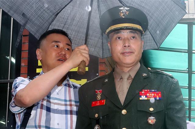 지난달 집중호우 피해 실종자 수색작전 중 순직한 고(故) 채수근 상병 사고 조사결과 보고서를 경찰에 이첩했던 박정훈 전 해병대 수사단장(대령)이 11일 오전 용산구 국방부 소재 국방부 검찰단에 출석해 입장을 밝힌 뒤 국방부 청사를 나서고 있다. 왼쪽은 김태성 해병대 사관 81기 동기회 회장. 박 전 해병대 수사단장은 기자단에 입장문을 보내 국방부 검찰단의 소환조사에 응하지 않겠다고 밝혔다. 2023.8.11. 뉴스1