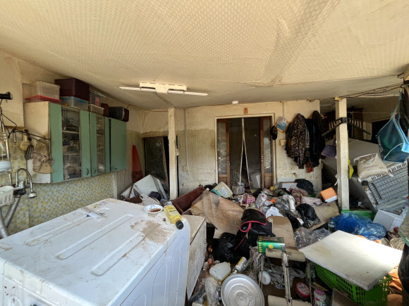 지난 10일 태풍 카눈으로 대구 군위군 효령면 병수리에서 60대 남성이 둑이 터져 물에 휩쓸려 숨졌다. 사진은 고인이 살던 주택. 2023.8.11 연합뉴스