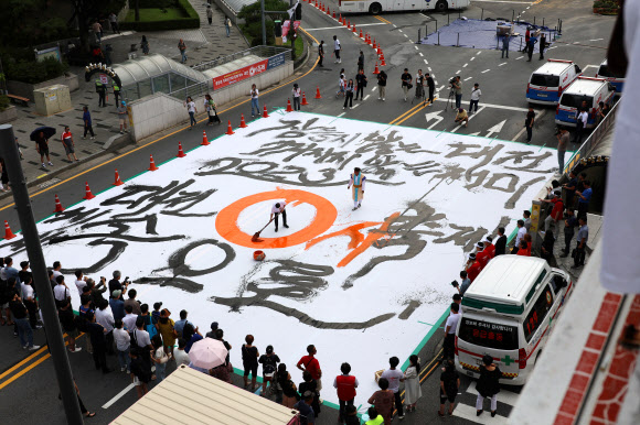 11일 오후 대전시 중구 은행동 일대에서 열리는 대전 0시 축제장을 찾은 이장우 대전시장이 사전 퍼포먼스를 하고 있다. 2023.8.11 연합뉴스