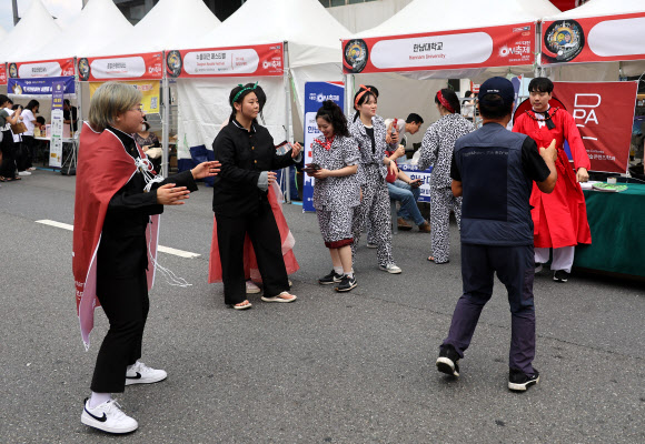 11일 오후 대전시 중구 은행동 일대에서 열리는 대전 0시 축제장을 찾은 방문객이 사전 축제를 즐기고 있다. 2023.8.11 연합뉴스