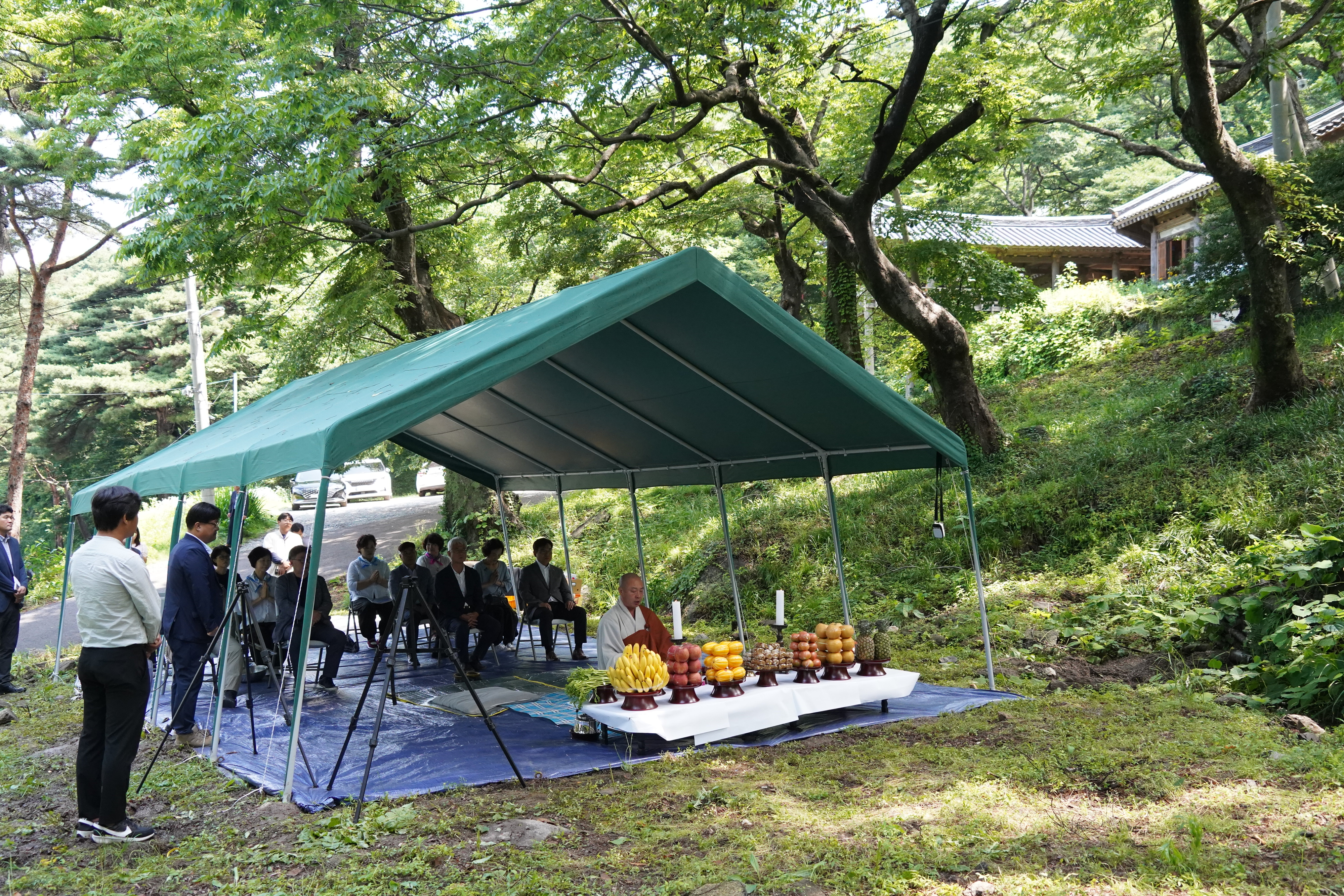 충남도와 서산시는 지난 6월 서산 부석사 경내에서 발굴조사 고유제(告由祭)를 지내고 있다.