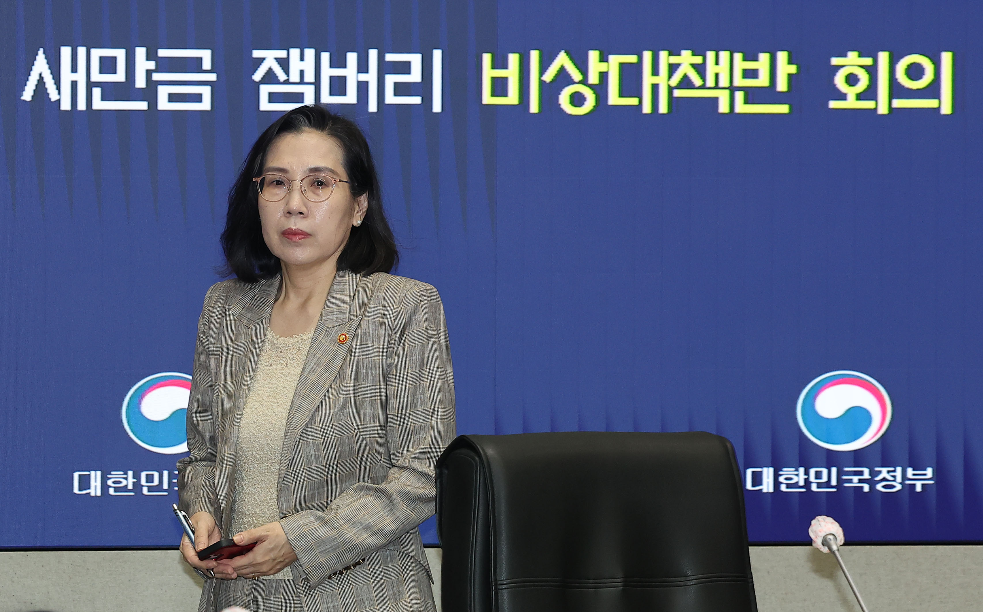 김현숙 여성가족부 장관이 12일 오전 정부서울청사에서 열린 새만금 잼버리 비상대책반 회의에 참석하고 있다.