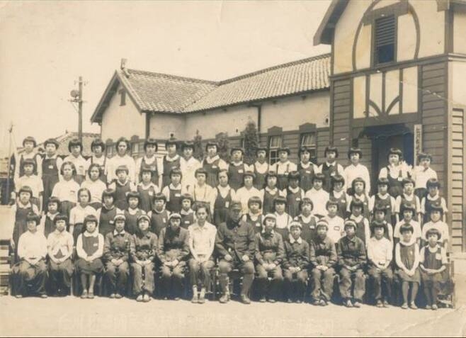 1944 년 9월 인천송현공립초등학교 6학년 여학생 사진. 식민지역사박물관 제공