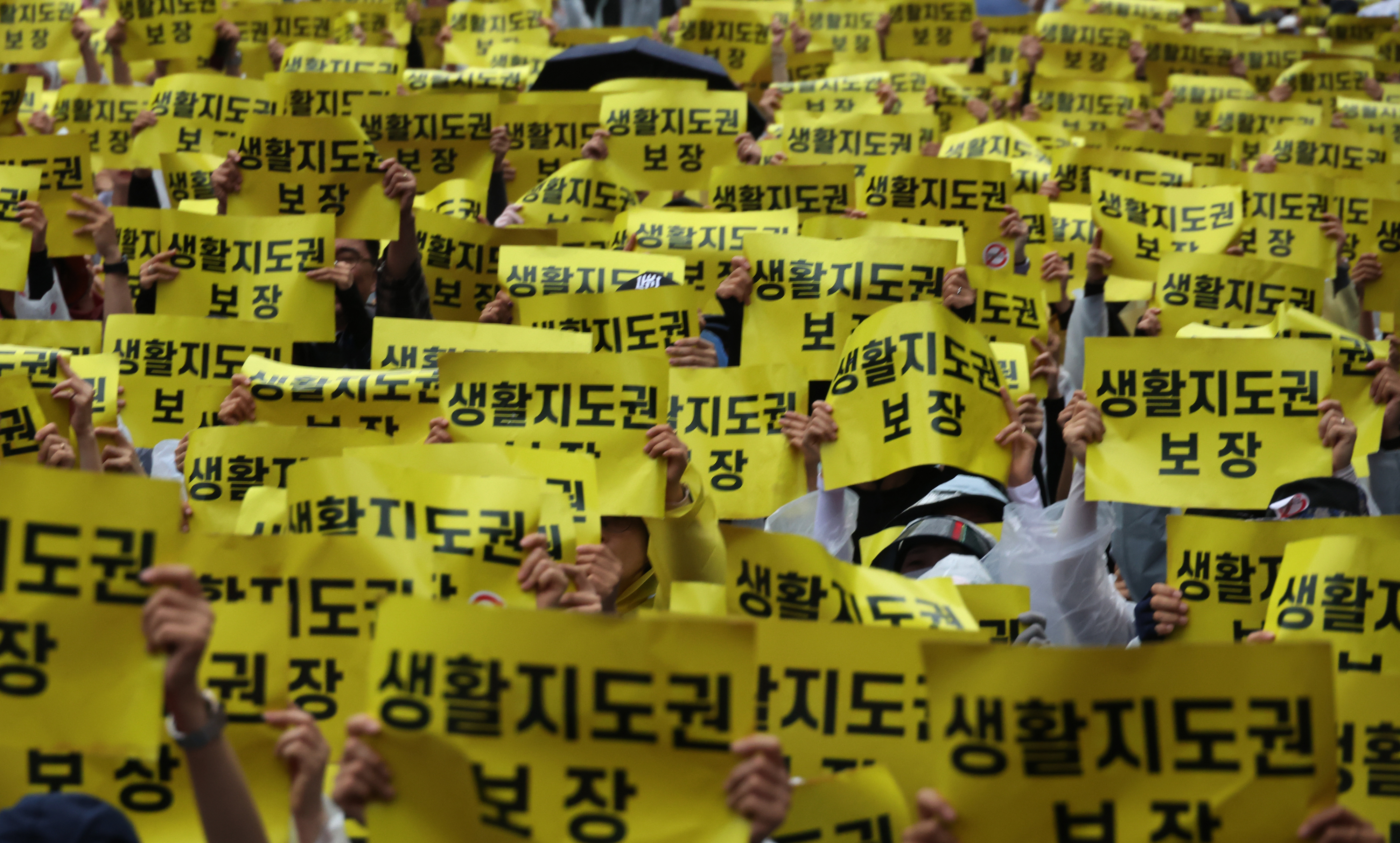 12일 서울 종각역 인근 도로에서 열린 제4차 안전한 교육 환경을 위한 법 개정 촉구 집회에서 참여한 교사 등이 손팻말을 들고 구호를 외치고 있다. 2023.8.12 연합뉴스