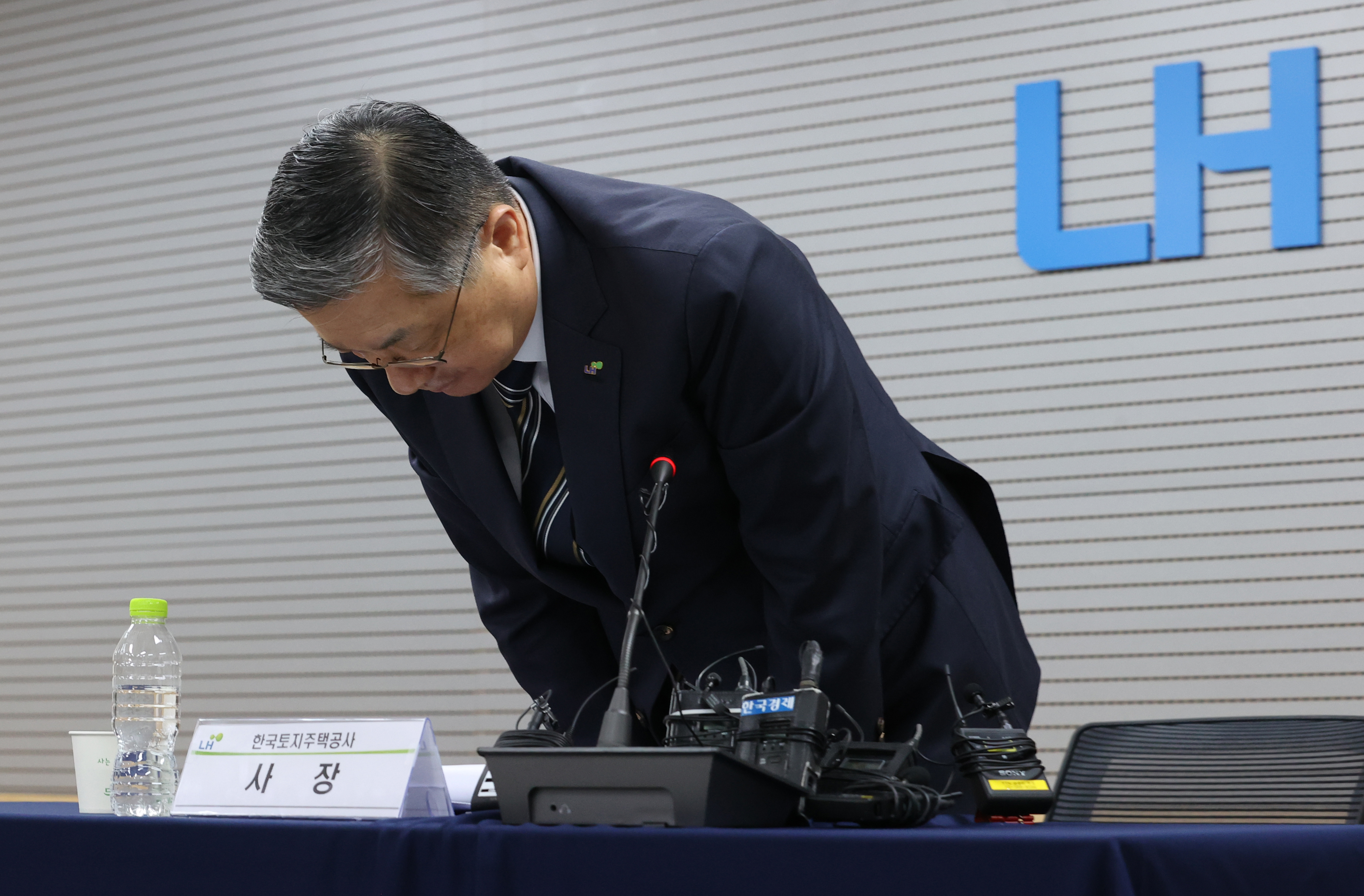 지난 11일 서울 강남구 한국토지주택공사(LH) 서울지역본부에서 열린 무량판 구조가 적용된 아파트 전수조사 관련 기자회견에서 이한준 사장이 인사하고 있다. 연합뉴스