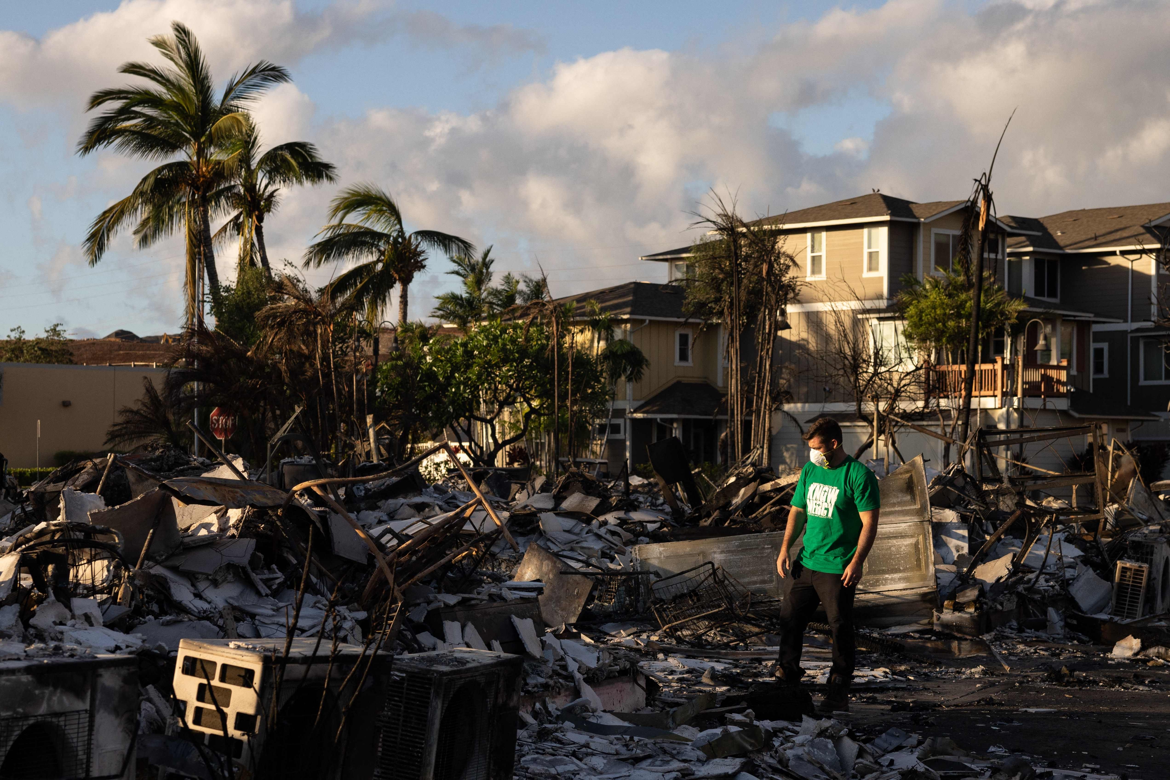 대형 산불이 발생해 최소 93명이 숨지고 폐허가 된 하와이주 마우이섬 해변 라하이나의 거리를 한 남성이 12일(현지시간) 망연자실하게 바라보고 있다. 이번 산불은 미국에서 100여년 만에 최악의 산불 피해 참사가 될 전망이다. 라하이나 AP 연합뉴스