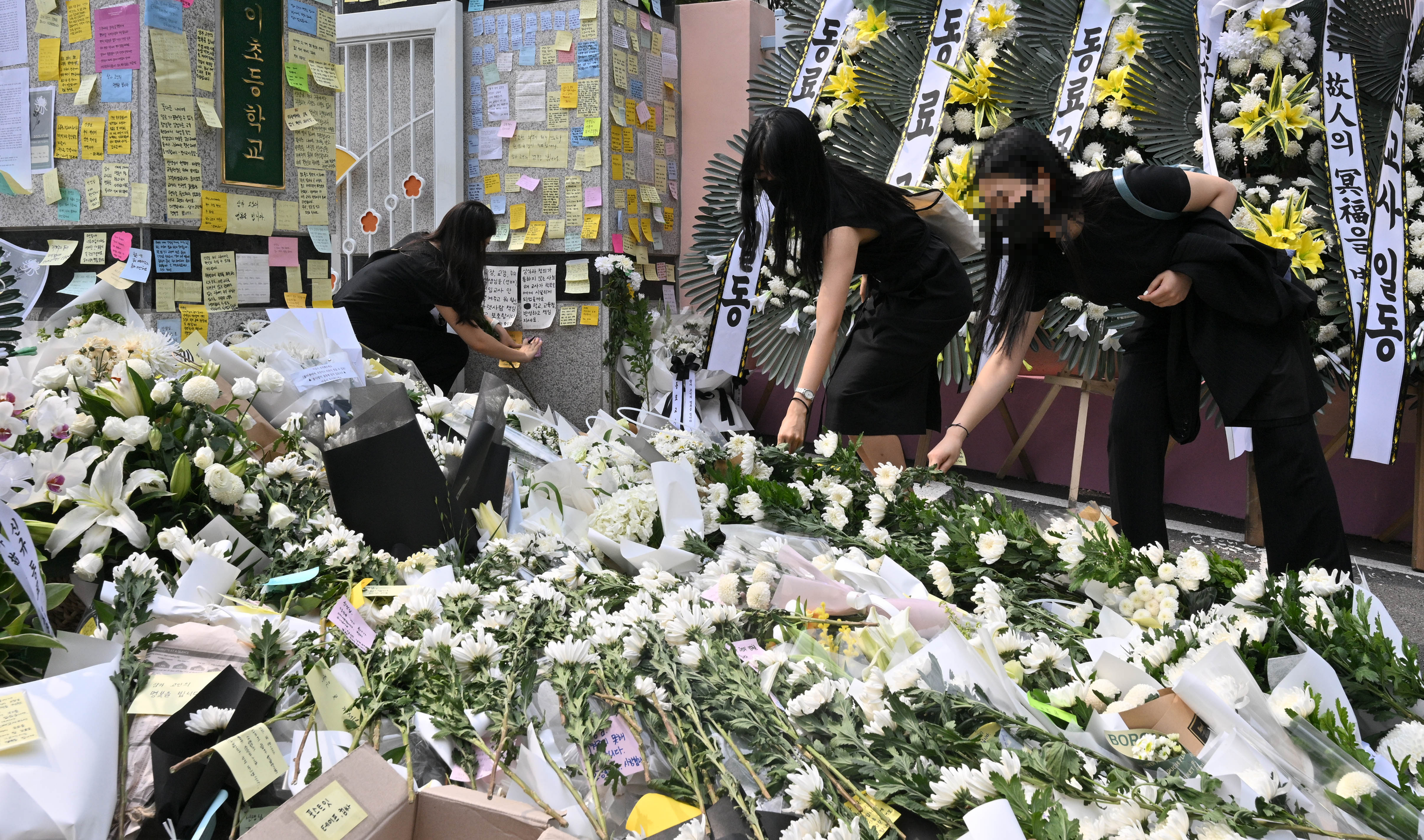 20일 오후 신규교사가 극단적 선택을 한 서울 서초구 서이초등학교 앞에서 열린 추모행사에서 추모객들의 추모 발길이 이어지고 있다. 2023.7.20 홍윤기 기자