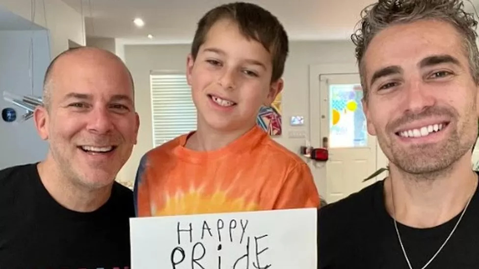 캐나다 동성애 커플 프랭키 넬슨(왼쪽)과 BJ 바론이 2014년 대리모를 통해 얻은 아들 밀로와 즐거운 한때를 보내고 있다. 커플 제공 영국 BBC 홈페이지 재인용