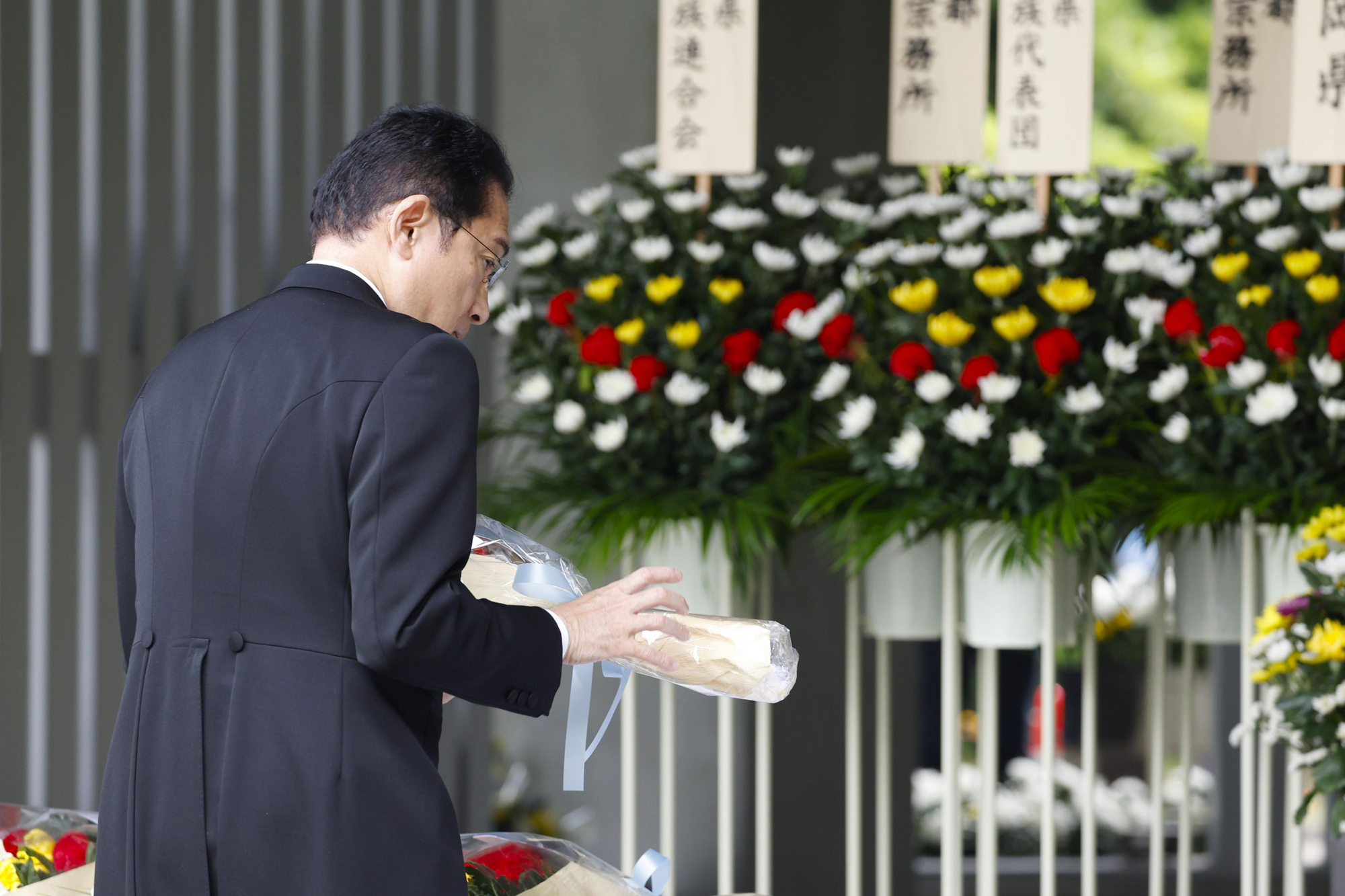 전몰자 묘원 찾은 기시다 후미오 일본 총리