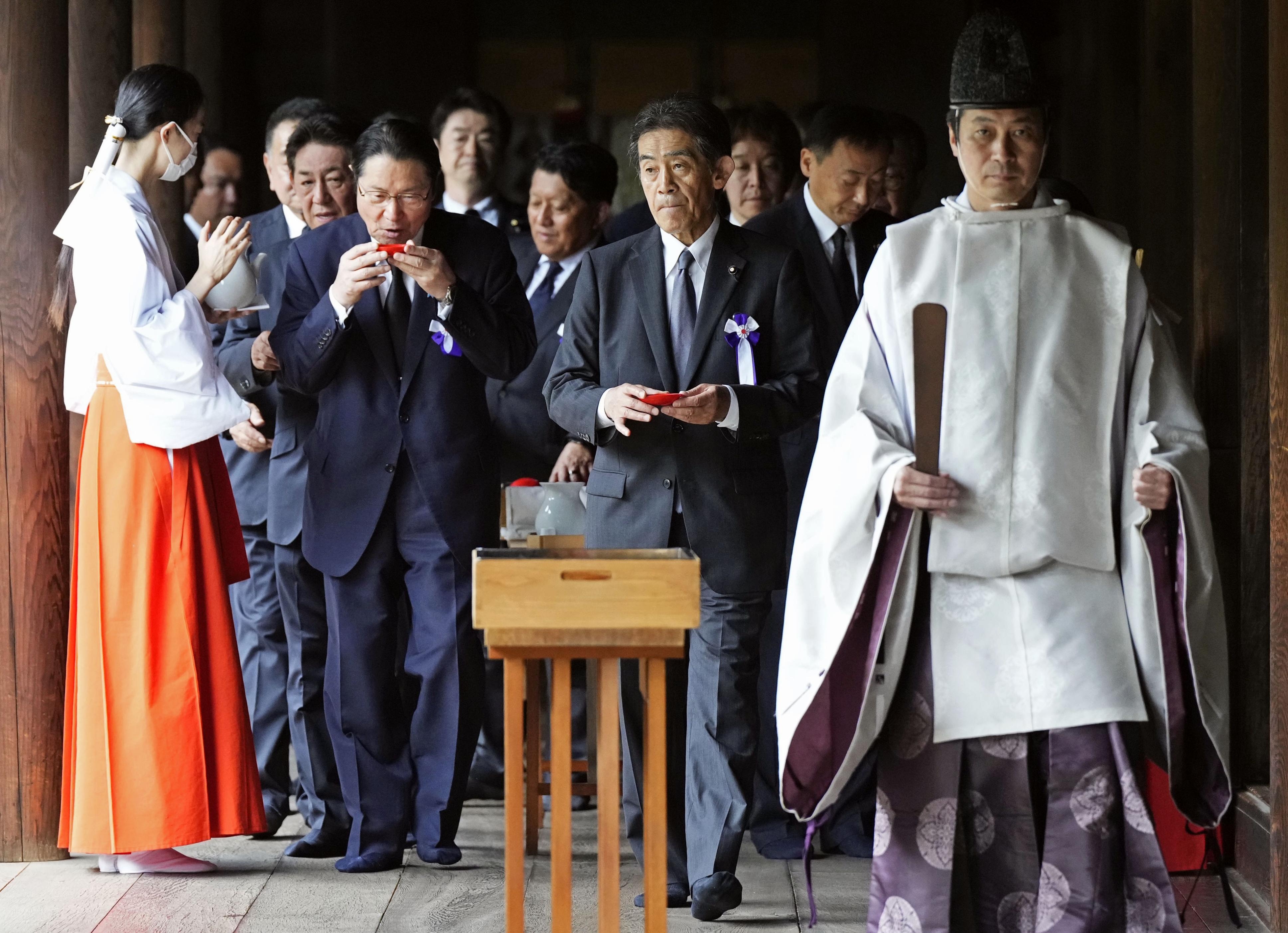 야스쿠니신사 집단참배 나선 일본 국회의원