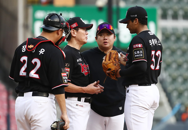 kt wiz의 윌리엄 쿠에바스가 15일 서울 잠실구장에서 열린 두산 베어스와의 경기에서 이강철 감독에게 지시받고 있다. 뉴스1