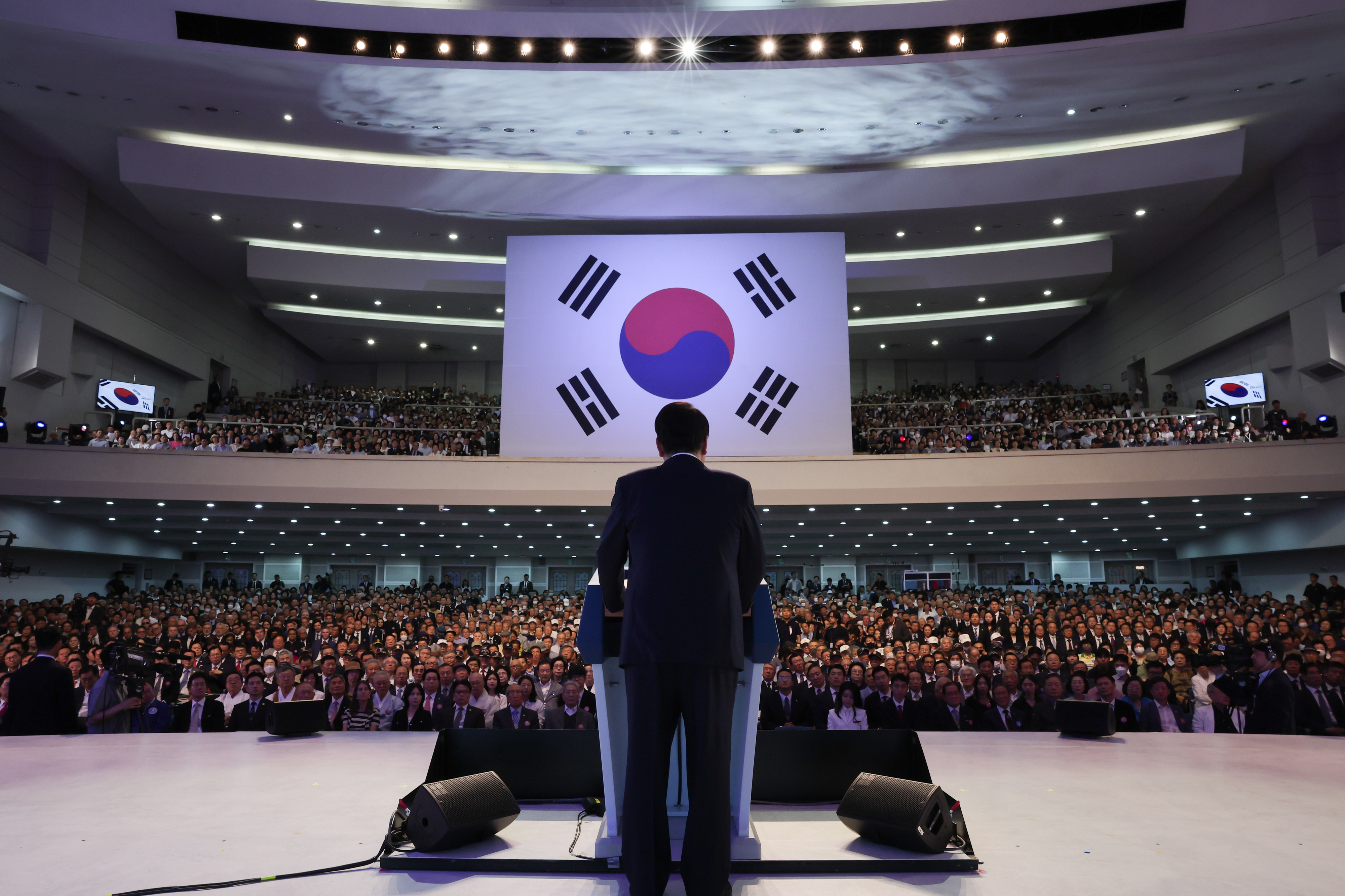 윤석열 대통령이 15일 서울 서대문구 이화여대 대강당에서 열린 제78주년 광복절 경축식에서 경축사를 하고 있다. 윤 대통령은 경축사에서 “공산전체주의 세력을 맹종하는 반국가세력이 여전히 활개치고 있다”고 말했다. 대통령실 제공