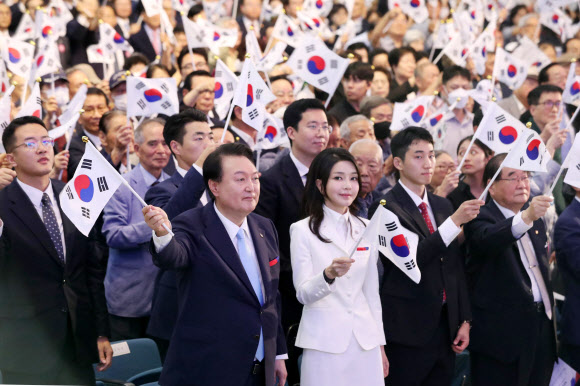 광복절 경축 태극기 흔드는 윤석열 대통령