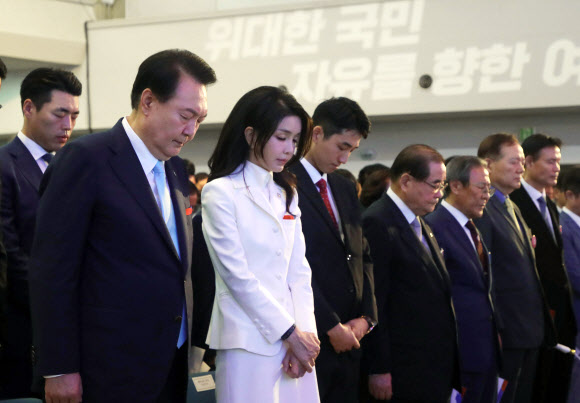 제78주년 광복절 경축식 묵념하는 윤석열 대통령 내외