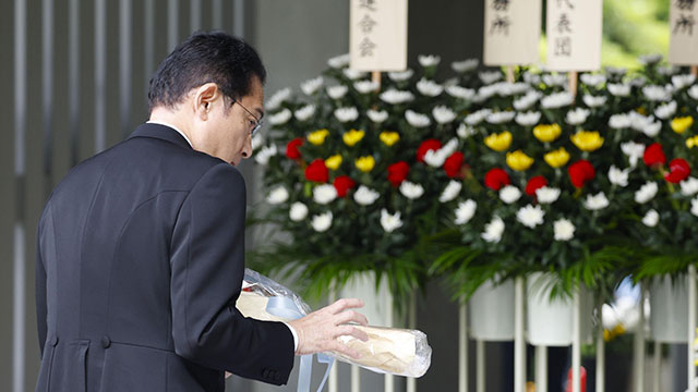 기시다 후미오 일본 총리가 15일 오전 전몰자 묘원인 지도리가후치 전몰자 묘원을 찾아 헌화하고 있다. 연합뉴스