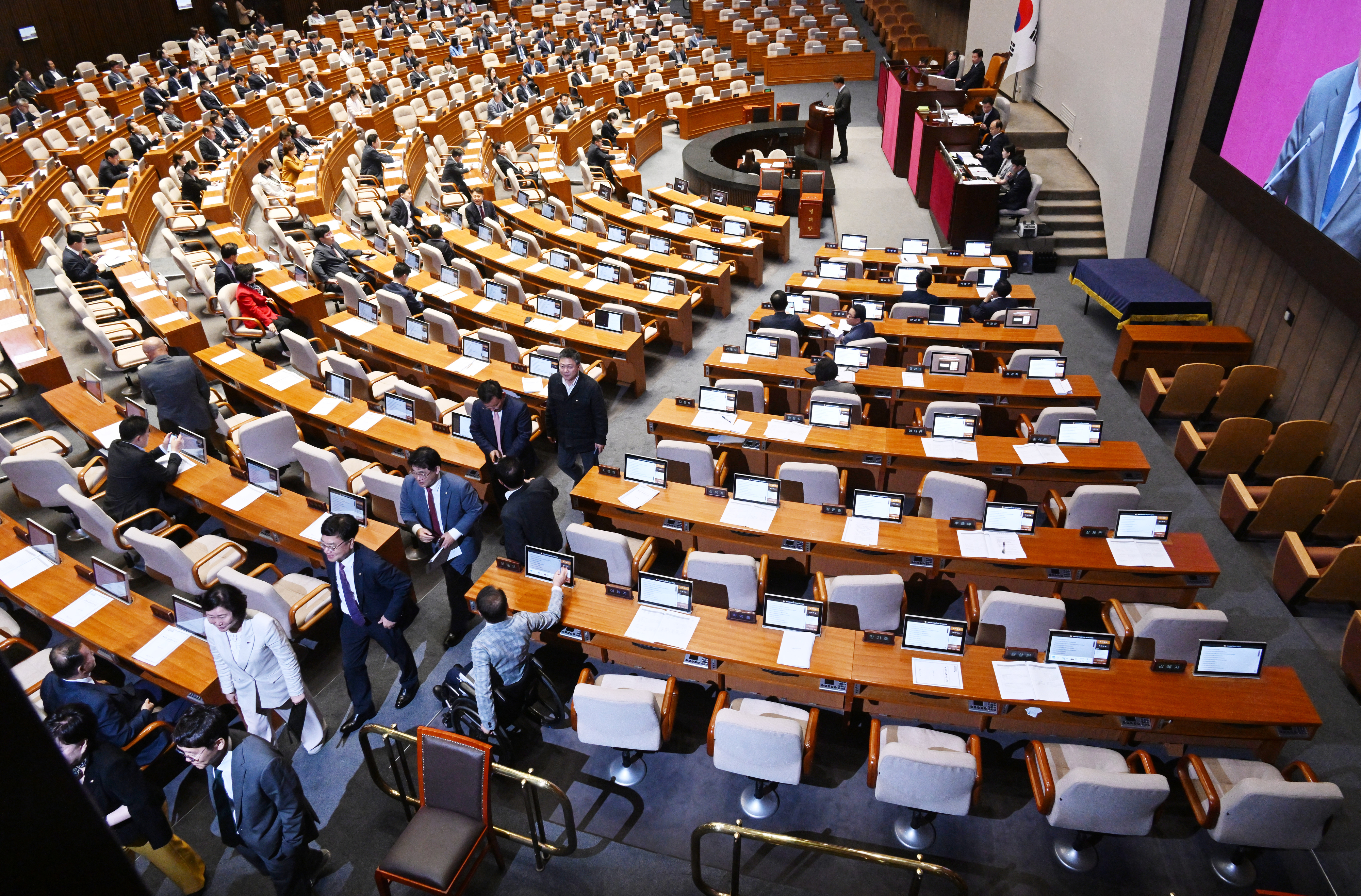 30일 국회 본회의에서 국민의힘 의원들이 ‘노란봉투법’(노동조합 및 노동관계조정법 개정안) 부의 여부 토론 중 퇴장하고 있다. 2023.6.30안주영 전문기자