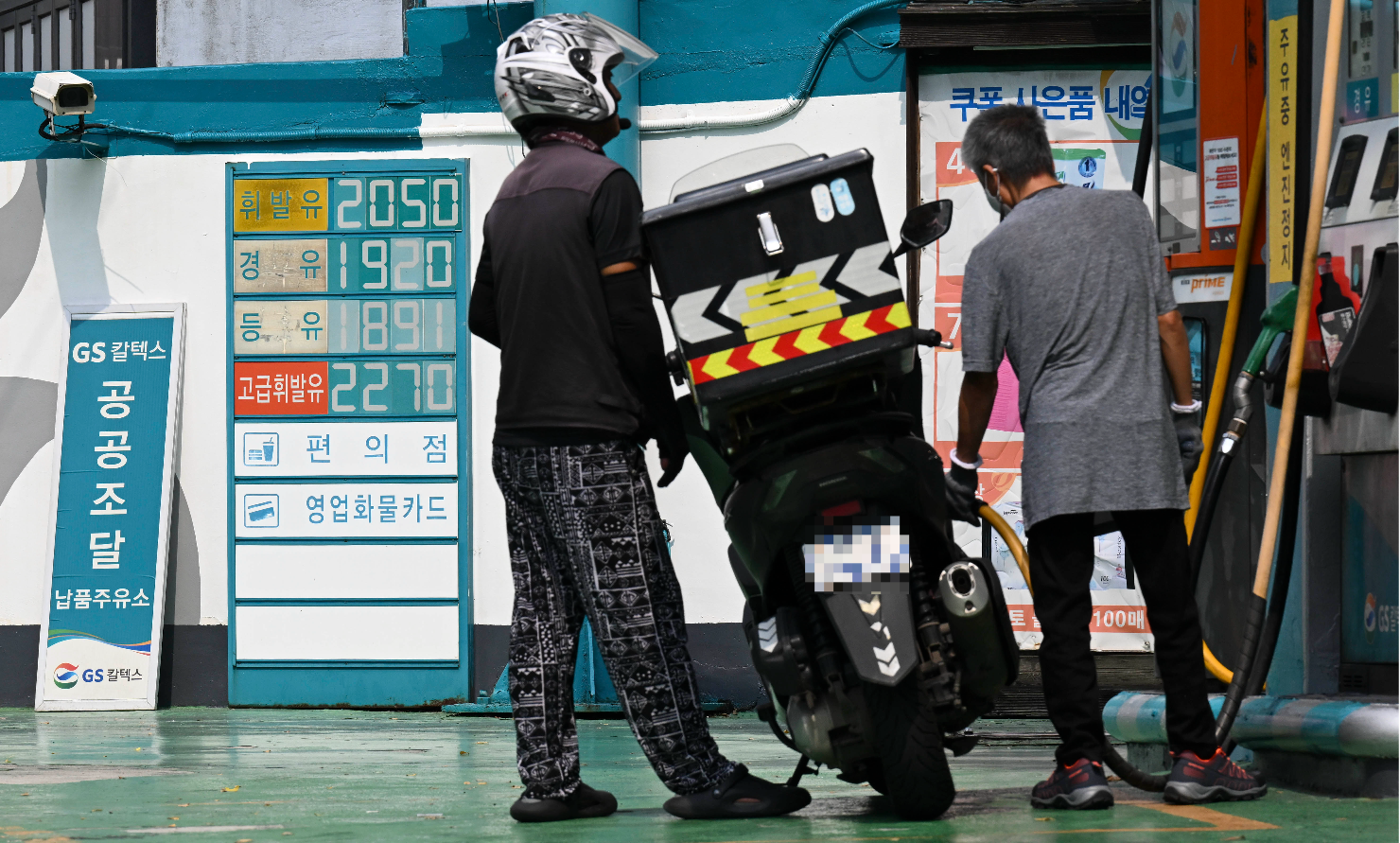 휴가철 차량 이동 수요가 크게 늘면서 휘발유와 경유 가격이 5주째 상승하고 있는 가운데 14일 서울 시내 한 주유소에서 휘발유가 ℓ당 2050원, 경유가 1920원에 판매되고 있다. 홍윤기 기자