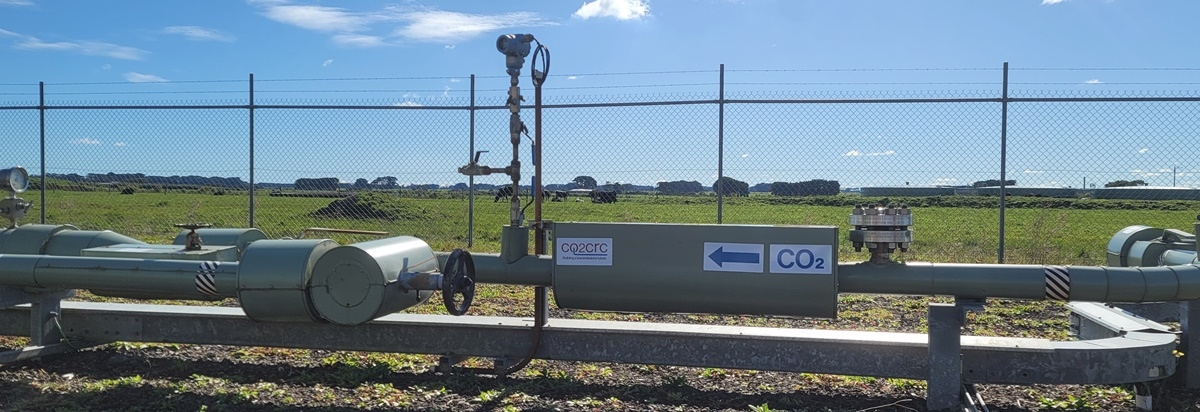 호주 빅토리아주에 있는 ‘오트웨이 국제 탄소 포집·저장(CCS) 실증센터’로 이산화탄소를 운반하는 파이프라인들. 그 뒤로는 초원에서 소떼가 한가로이 풀을 뜯고 있다.