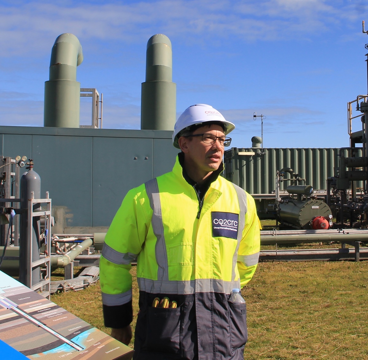 15일 호주 ‘오트웨이 국제 탄소 포집·저장(CCS) 실증센터’를 방문한 기자들에게 탄소 저장시설에 대해 설명하는 폴 바라클로그 최고운영책임자(COO).