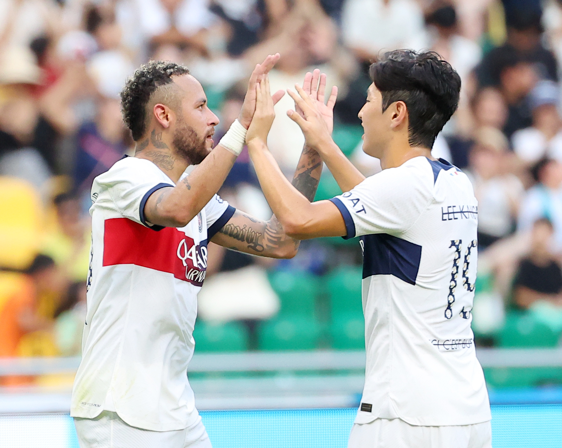 3일 부산아시아드주경기장에서 열린 ‘쿠팡플레이 시리즈 3차전’ 파리 생제르맹(PSG) 대 K리그1 전북 현대 경기에서 네이마르가 두 번째 골을 넣은 뒤 이강인과 세리머니하고 있다.  연합뉴스