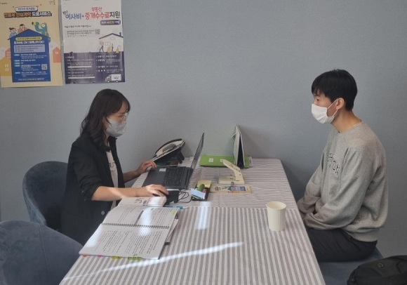 서울 강동구 관계자가 최근 1인가구 청년에게 전월세 상담 서비스를 제공하고 있다. 강동구 제공