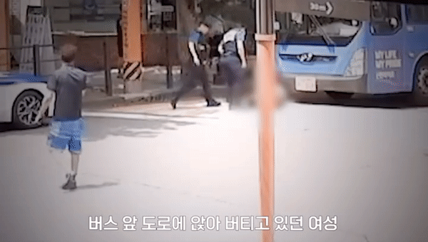 지난달 31일 서울 용산구 도로에서 신호 대기 중이던 버스 앞에서 한 여성이 “문을 열어달라”며 난동을 부렸다. 신고를 받고 출동한 경찰이 여성을 일으키려 하자 여성은 격렬히 저항했다. 서울경찰 유튜브