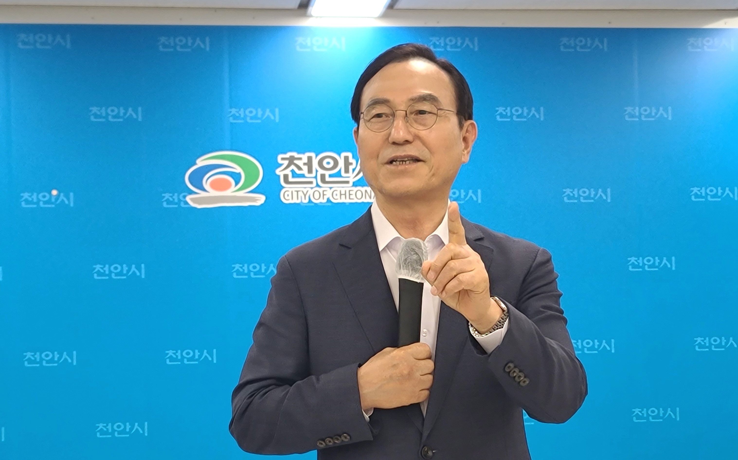 박상돈 천안시장이 16일 오전 브리핑실을 방문해 15일 폐막한 ‘K-컬처 박람회’ 성과를 이야기 하고 있다. 이종익 기자