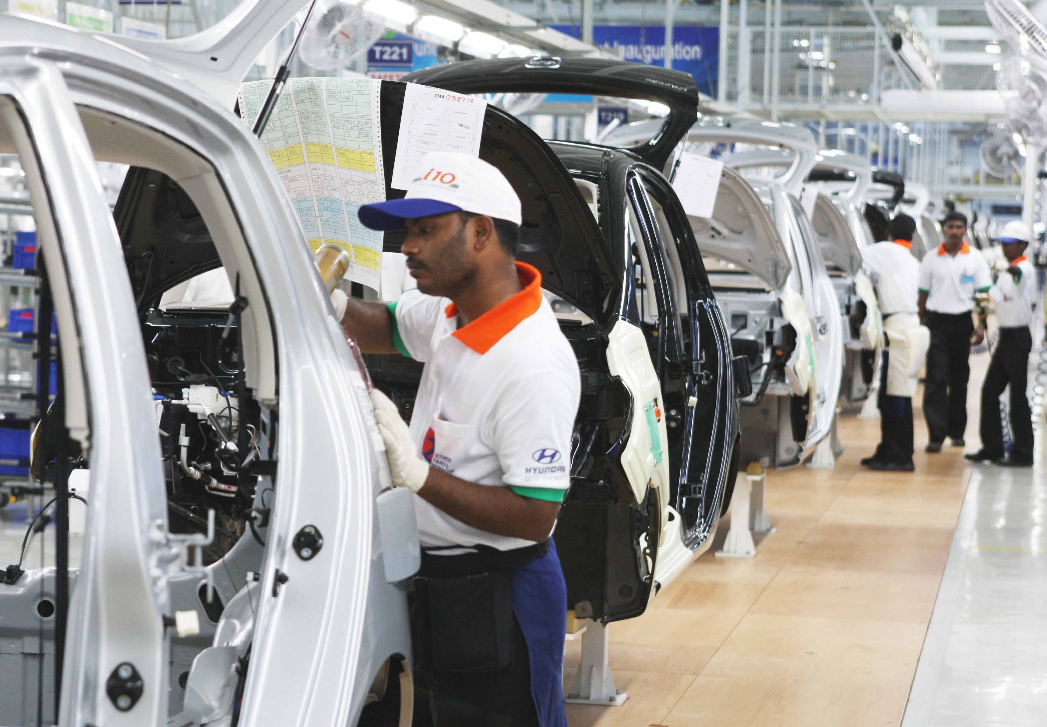 현대자동차 인도공장 생산라인에서 현지 직원이 자동차를 조립하고 있다. 현대차 제공