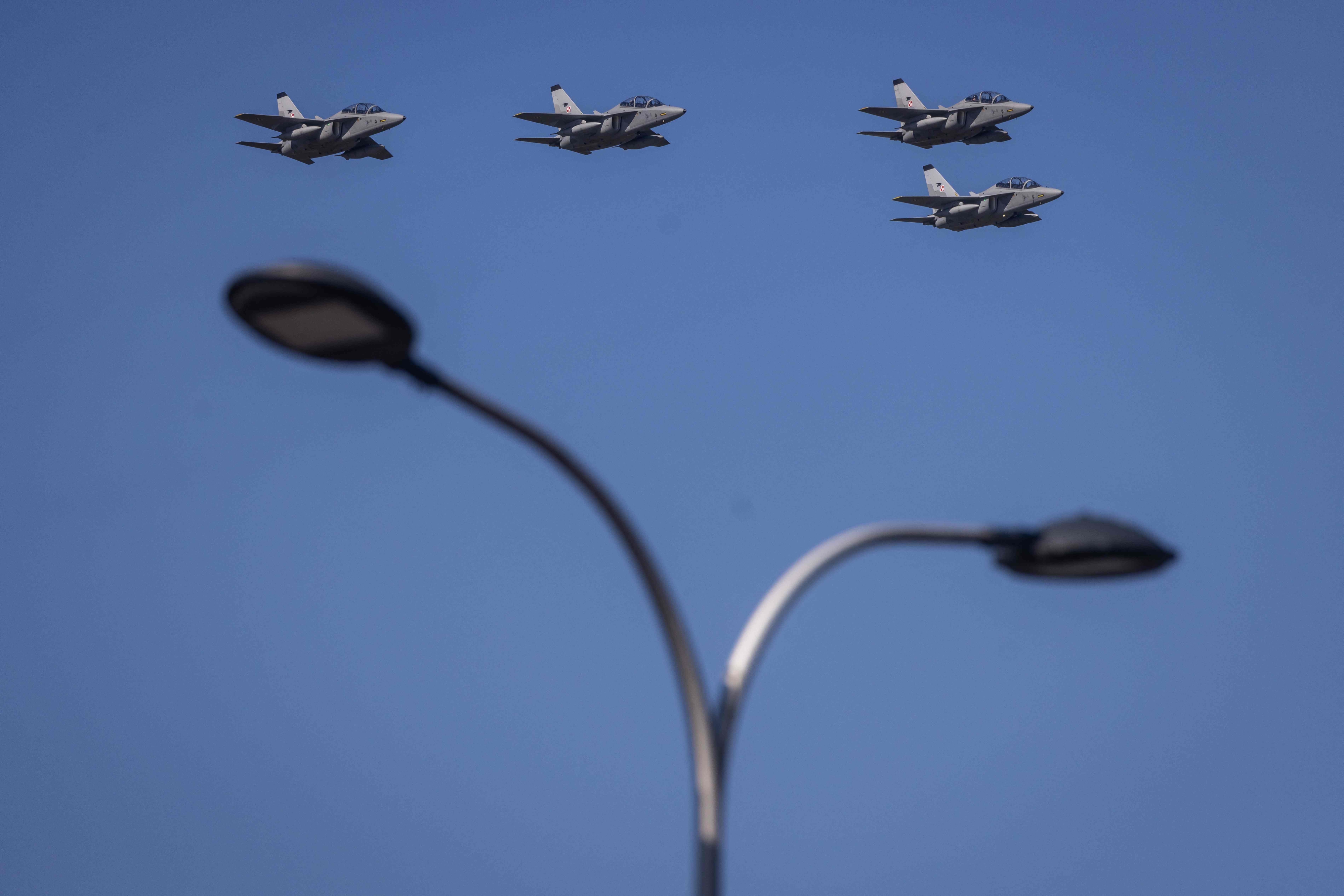 15일(현지시간) 폴란드 바르샤바에서 열린 ‘국군의 날’ 기념 열병식에 한국산 FA-50 전투기가 등장하고 있다. 2023.8.15 AFP 연합뉴스