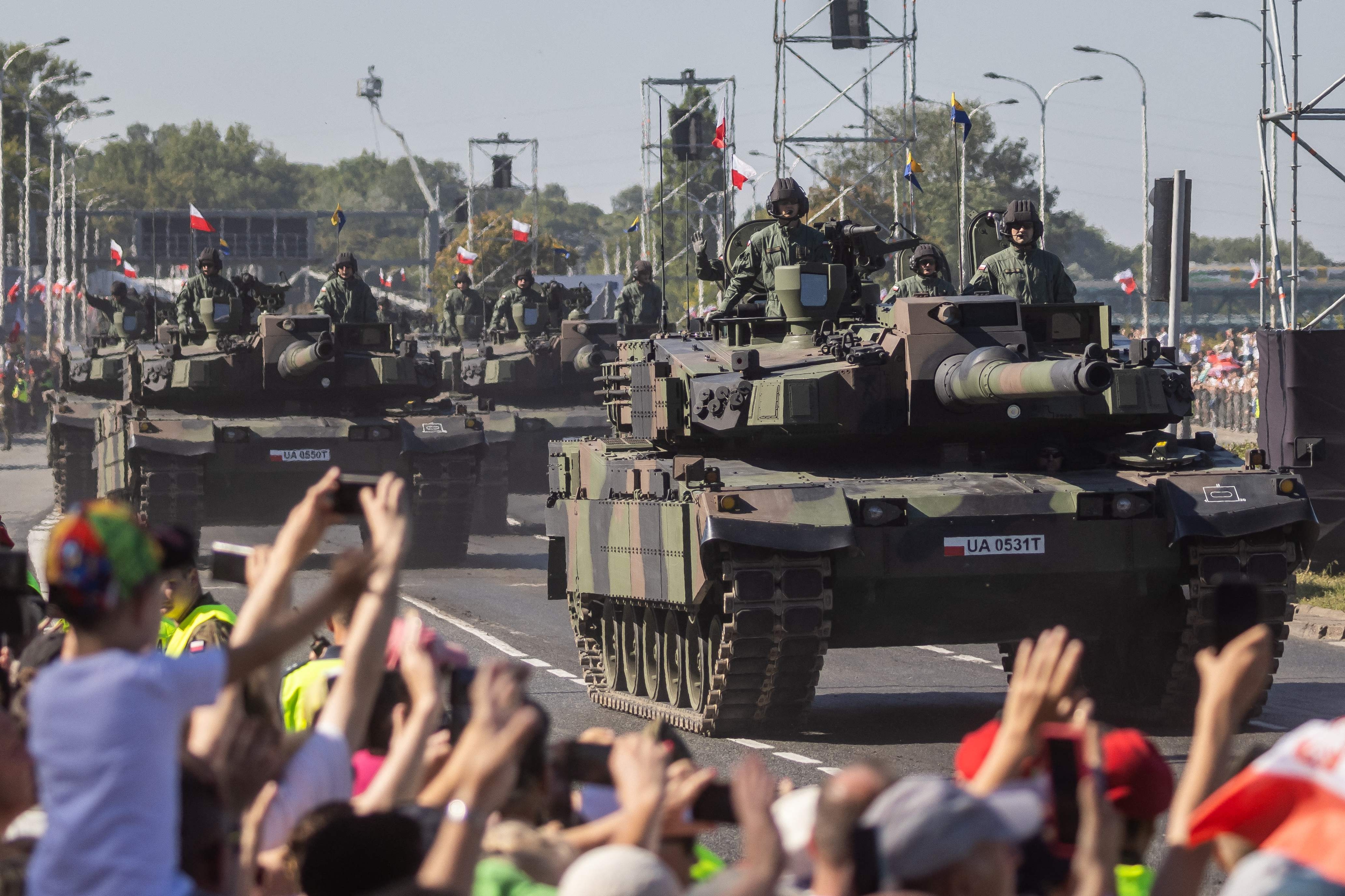 15일(현지시간) 폴란드 ‘국군의 날’ 열병식에 한국산 K2 전차가 등장하고 있다. 2023.8.15 AFP 연합뉴스