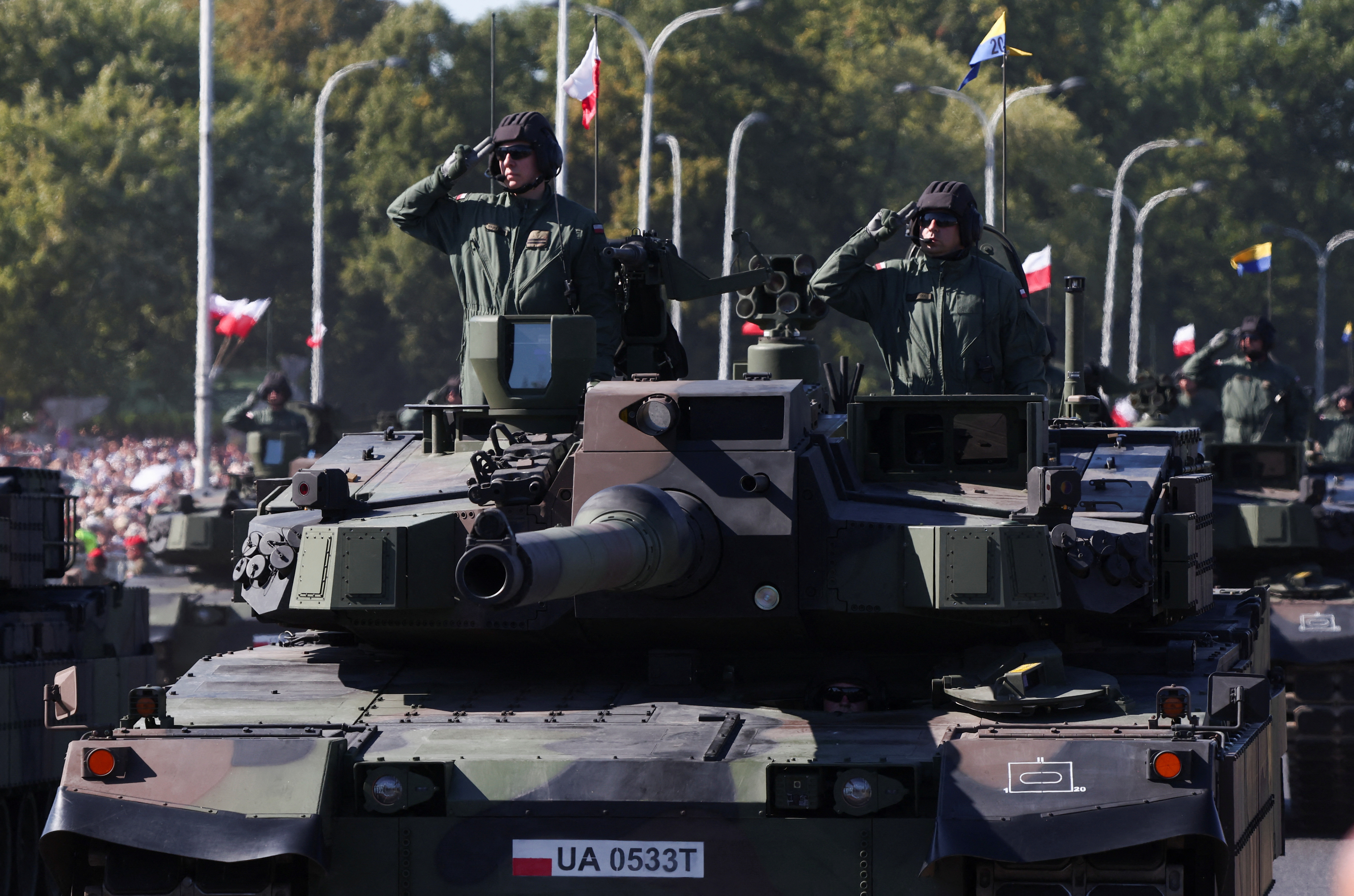 15일(현지시간) 폴란드 ‘국군의 날’ 열병식에 한국산 K2 전차가 등장하고 있다. 2023.8.15 로이터 연합뉴스
