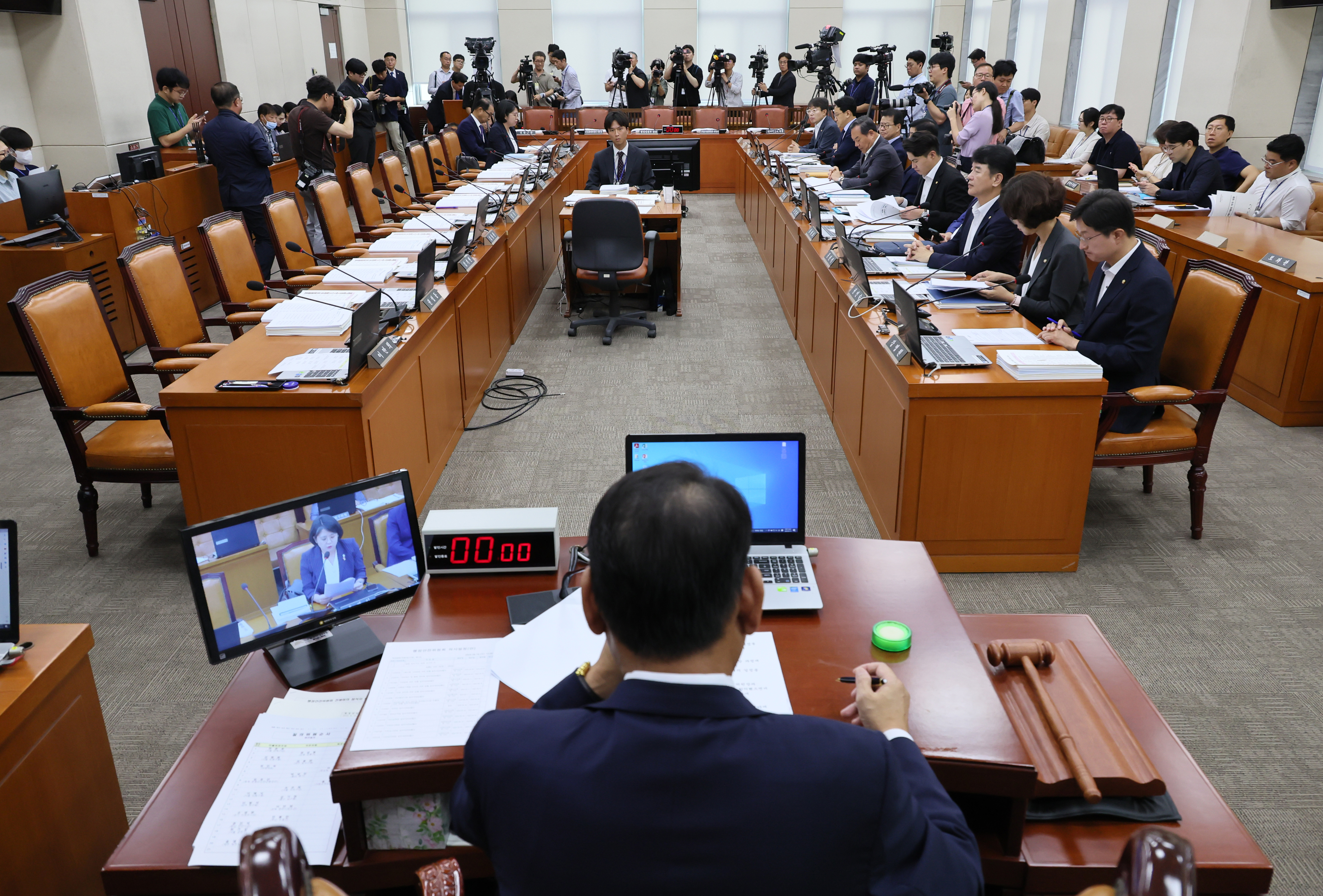 지난 16일 오전 국회에서 열린 행정안전위원회 전체회의가 여당 의원들의 불참 속에 진행되고 있다.  연합뉴스