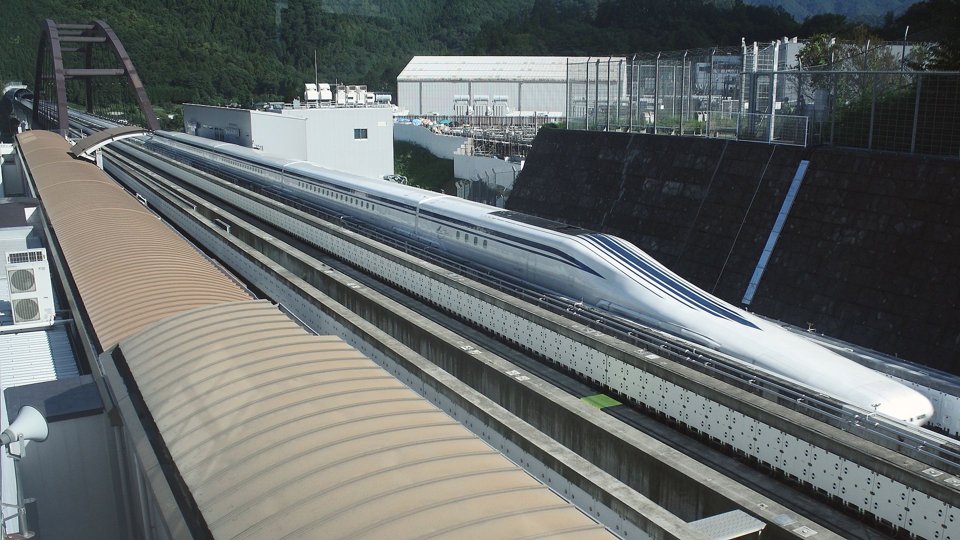 자기부상열차는 전기 저항을 이용한 자기력으로 차체를 레일에서 띄워 열차를 빠르게 움직이도록 하는 이동 수단이다. 초전도 현상을 이용해 강력한 전자석을 만들면 자기부상열차를 더 빨리 주행케 할 수 있다. 사진은 일본에서 개발된 초전도체 자기부상열차 모델. 위키피디아 제공