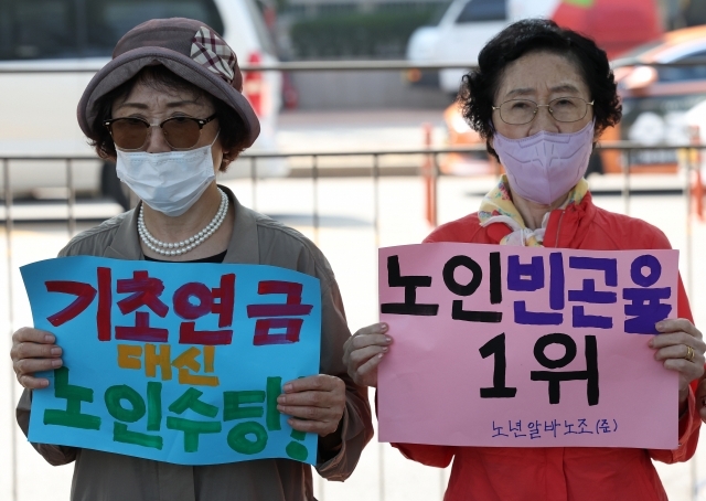 지난달 30일 용산 대통령실 앞에서 노년알바노조 주최로 노인의날 맞이 기자회견이 열렸다. 연합뉴스