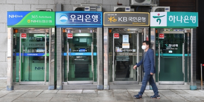 은행들이 역대급 이익에도 30대까지 희망퇴직 받는 것으로 확인됐다. 서울신문DB