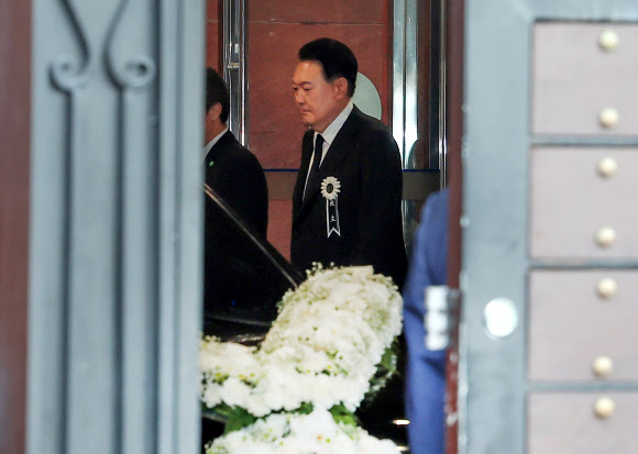 장례식장 나서는 윤석열 대통령