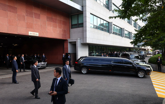 장례식장 떠나는 윤기중 연세대 명예교수 운구 차량