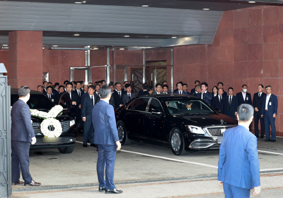장례식장 떠나는 윤기중 연세대 명예교수 운구 차량