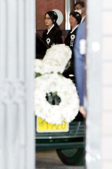 윤석열 대통령 부친 고 윤기중 연세대 명예교수 발인이 엄수된 17일 서울 서대문구 신촌세브란스병원 장례식장에서 김건희 여사가 고인을 배웅하고 있다. 2023.08.17 뉴시스