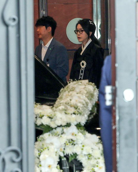 장례식장 나서는 김건희 여사