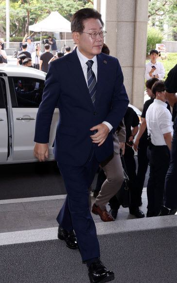 검찰 조사실로 향하는 이재명 대표