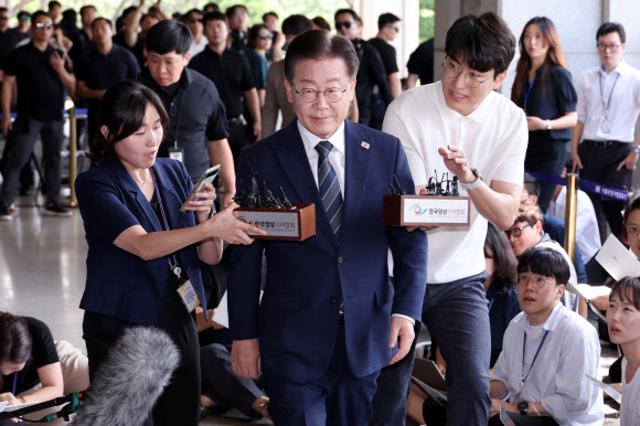 검찰 조사실로 향하는 민주당 이재명 대표