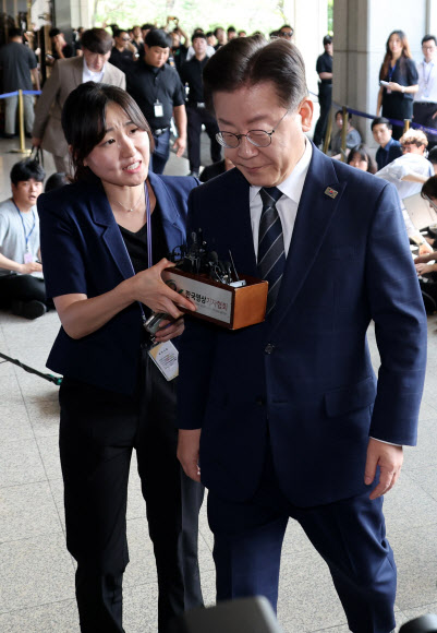 검찰 조사실로 향하는 민주당 이재명 대표