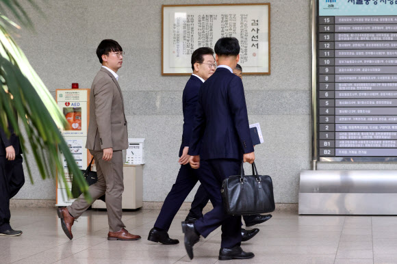 검찰 조사실로 향하는 이재명 대표