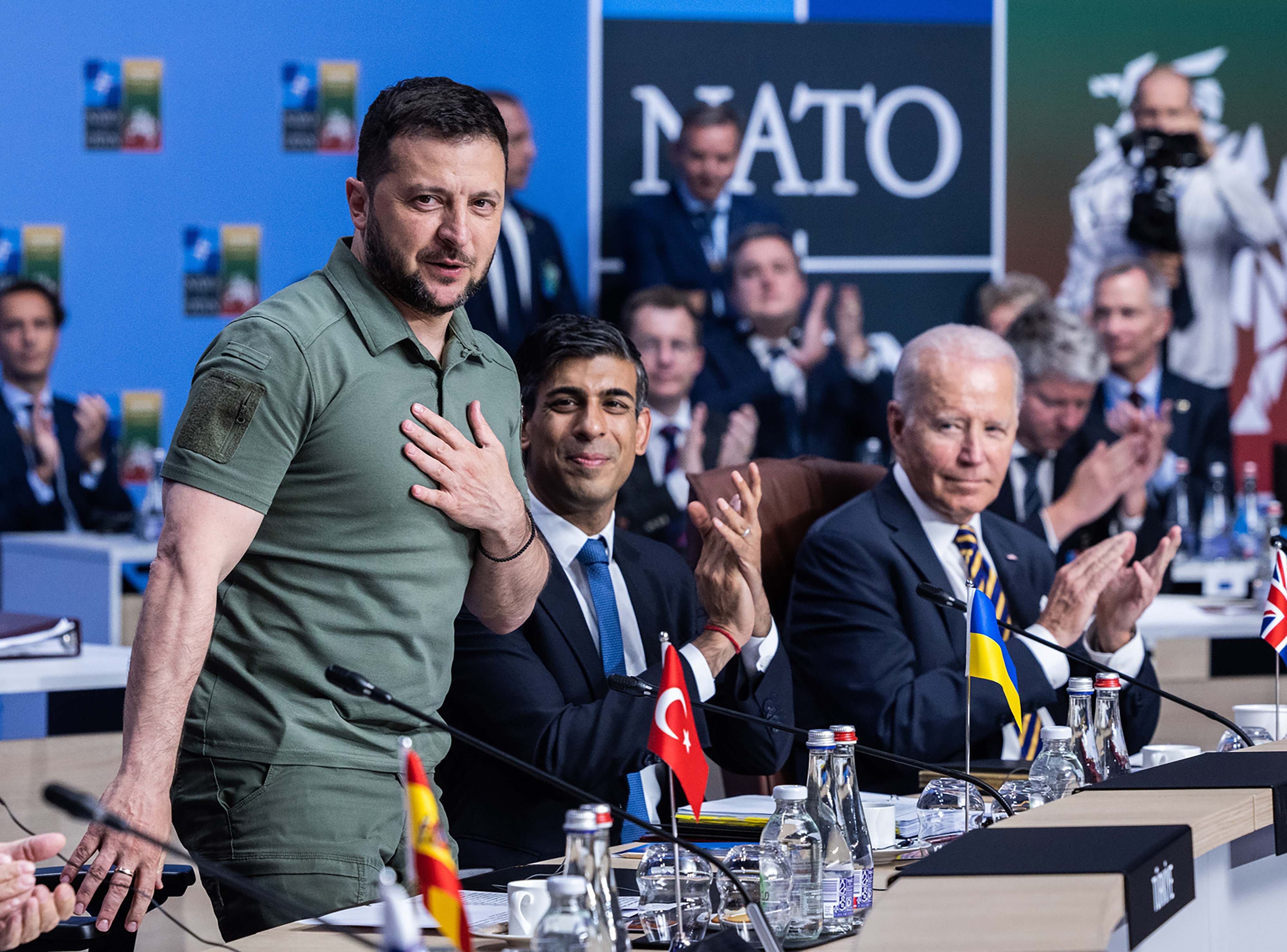 12일(현지시간) 볼로디미르 젤렌스키(왼쪽) 우크라이나 대통령이 리시 수낙(가운데) 영국 총리, 조 바이든(오른쪽) 미국 대통령과 함께 리투아니아 빌뉴스에서 열린 북대서양조약기구(NATO·나토) 정상회의 둘째 날 회의에 참석하고 있다. 2023.7.12 UPI 연합뉴스